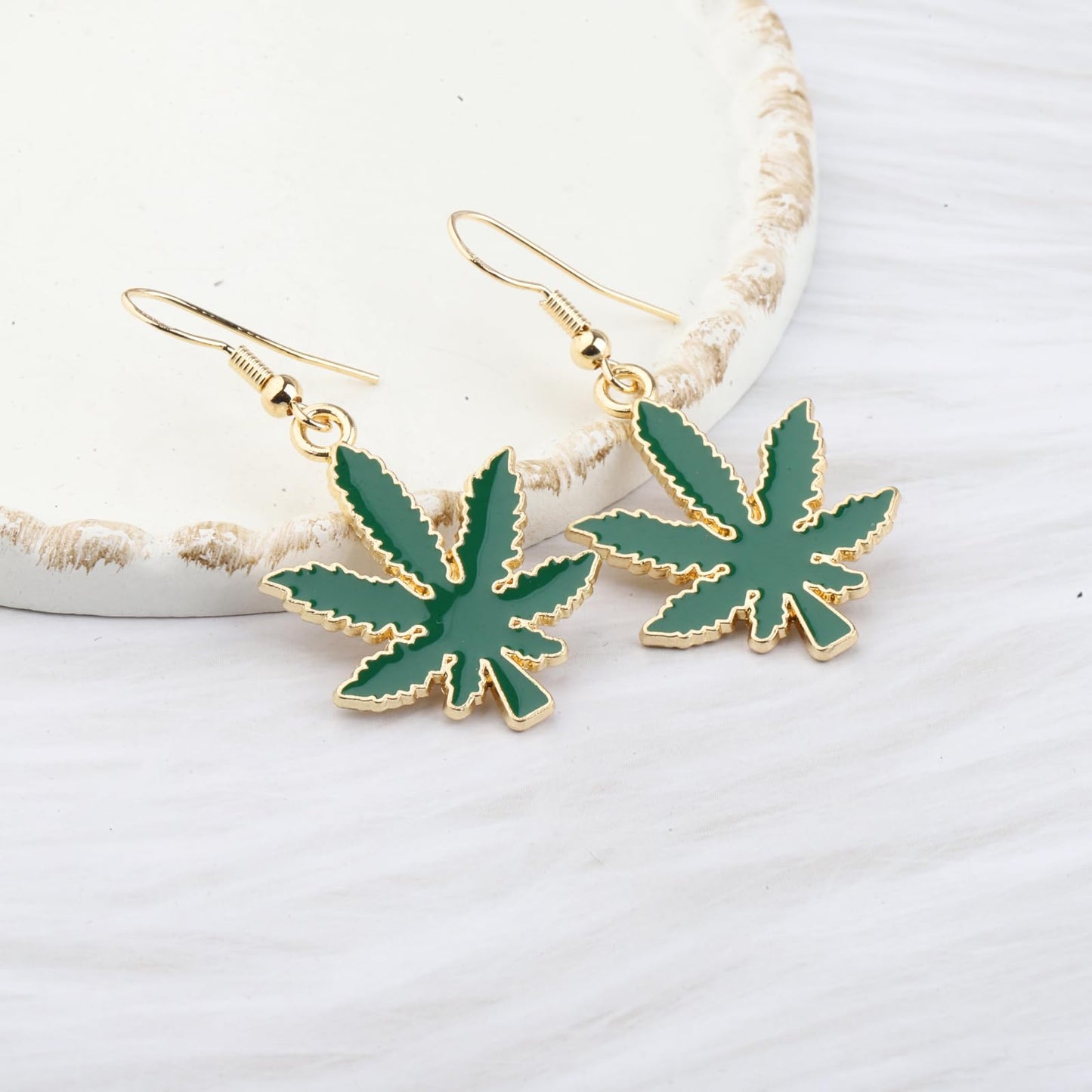 FUSTMW Marijuana Leaf Necklace Marijuana Weed Gifts Green Marijuana Pot Leaf Pendant Charm Necklace Jewelry for Women Men