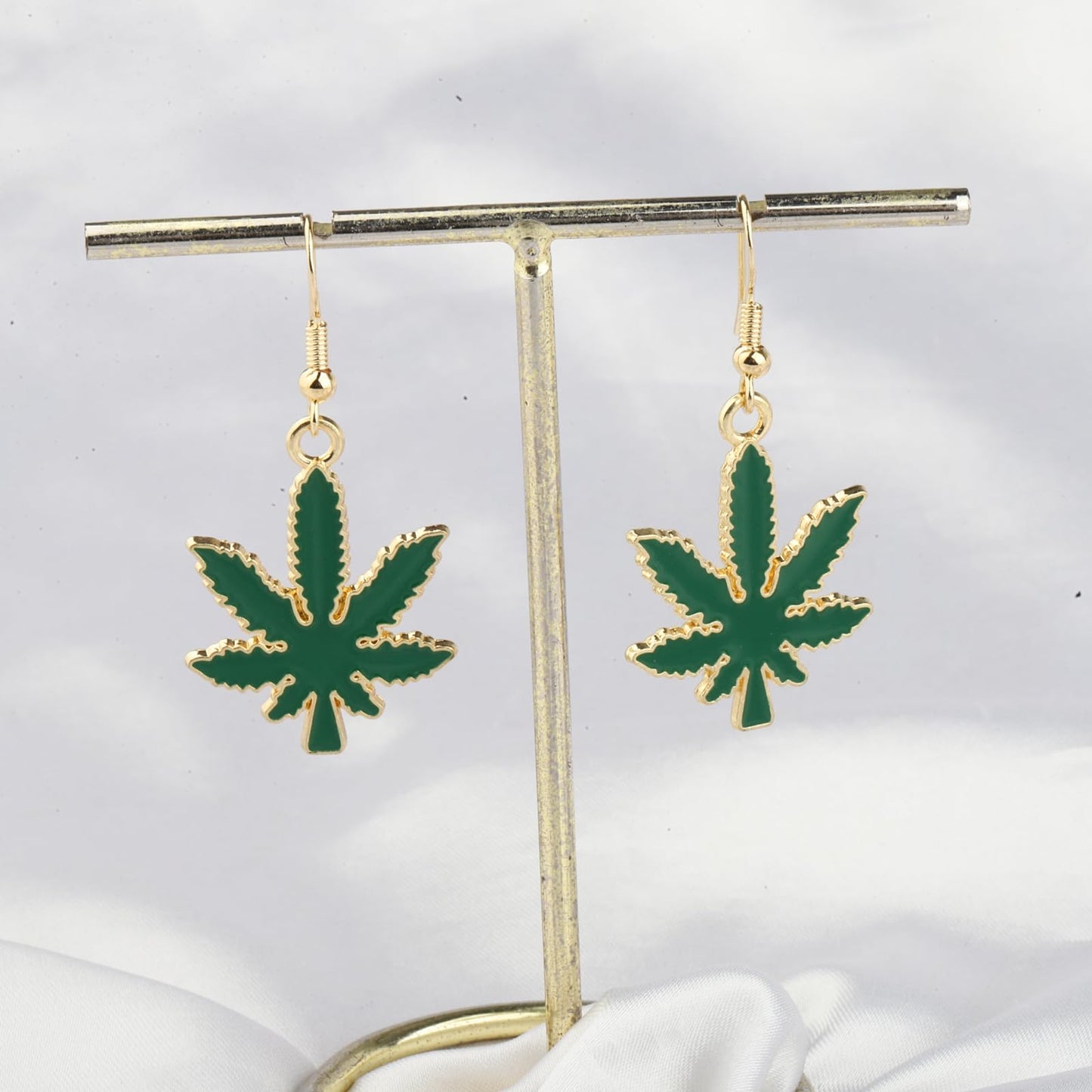 FUSTMW Marijuana Leaf Necklace Marijuana Weed Gifts Green Marijuana Pot Leaf Pendant Charm Necklace Jewelry for Women Men